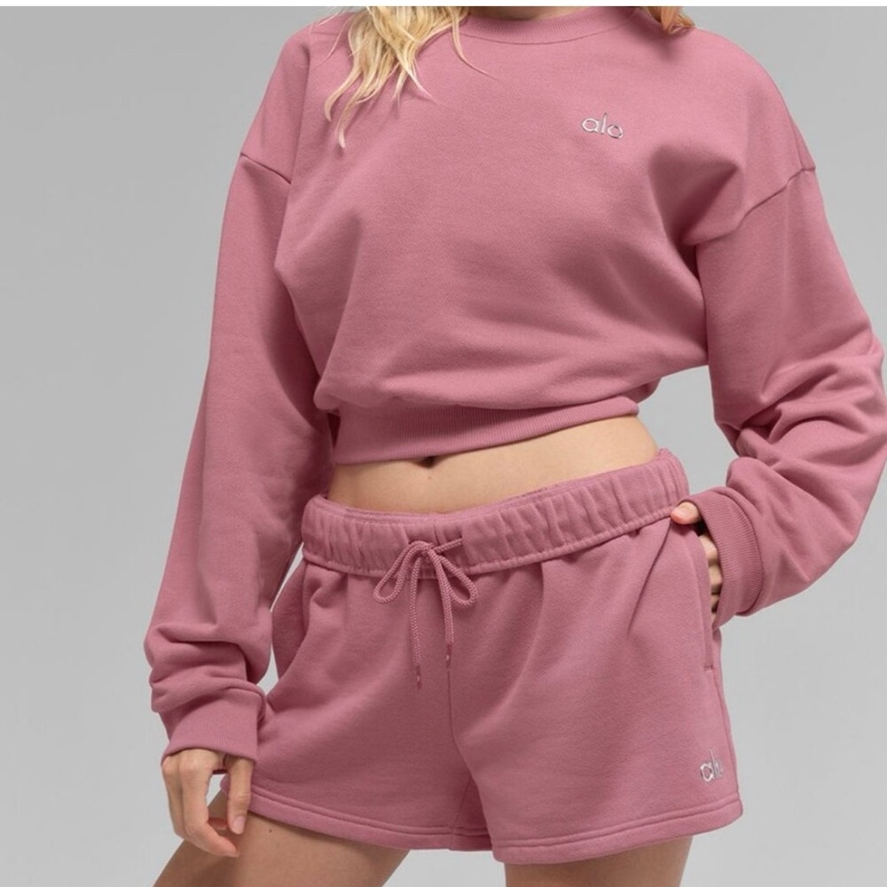 Alo Yoga Cropped Accolade Crew Neck in Dusty Rose